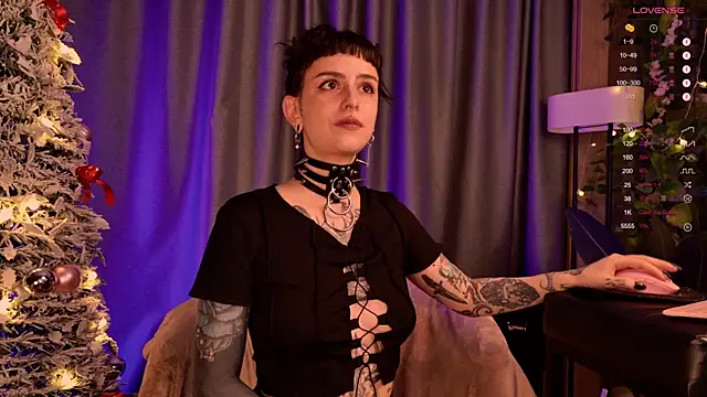 Snapshot of MichaellaMoon chatting on December 22, 2:49 am MichaellaMoon online show from December 22, 2:49 am