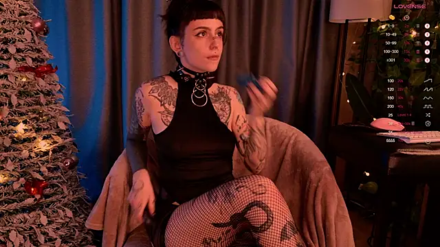 Snapshot of MichaellaMoon chatting on December 29, 11:39 pm MichaellaMoon online show from December 29, 11:39 pm