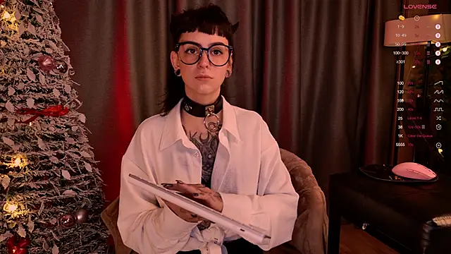 Snapshot of MichaellaMoon chatting on December 30, 10:12 pm MichaellaMoon online show from December 30, 10:12 pm