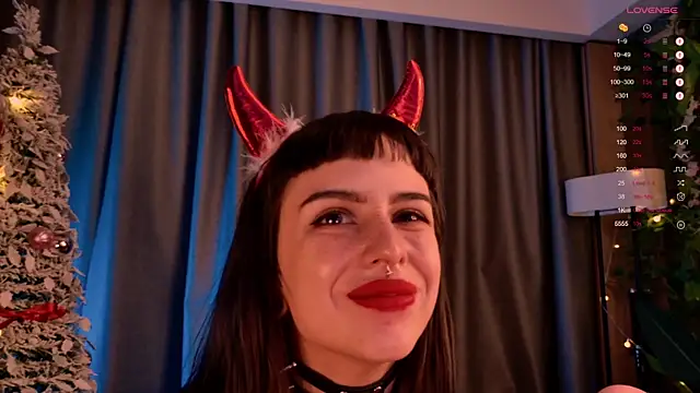 Snapshot of MichaellaMoon chatting on January 1, 2:19 am MichaellaMoon online show from January 1, 2:19 am