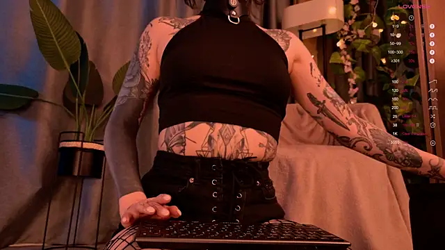 Snapshot of MichaellaMoon chatting on January 10, 8:15 pm MichaellaMoon online show from January 10, 8:15 pm