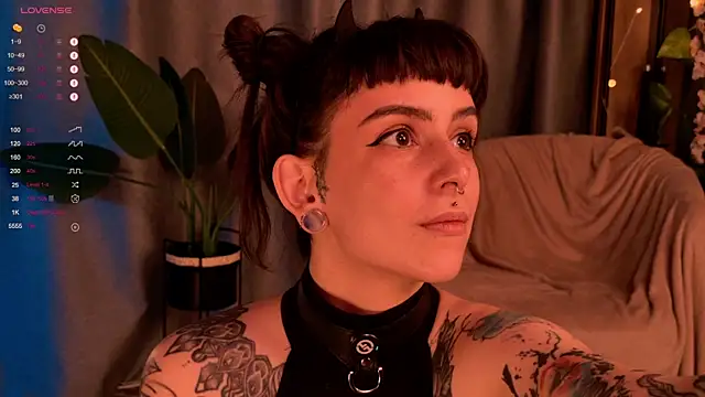 Snapshot of MichaellaMoon chatting on January 10, 11:18 pm MichaellaMoon online show from January 10, 11:18 pm