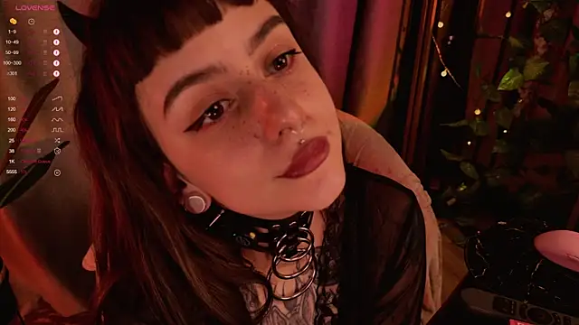 Snapshot of MichaellaMoon chatting on January 24, 1:45 am MichaellaMoon online show from January 24, 1:45 am