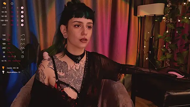 Snapshot of MichaellaMoon chatting on February 6, 1:16 am MichaellaMoon online show from February 6, 1:16 am