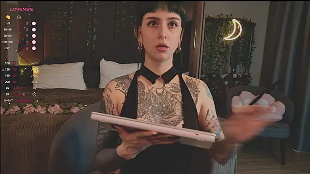 Snapshot of MichaellaMoon chatting on March 16, 10:33 am MichaellaMoon online show from March 16, 10:33 am