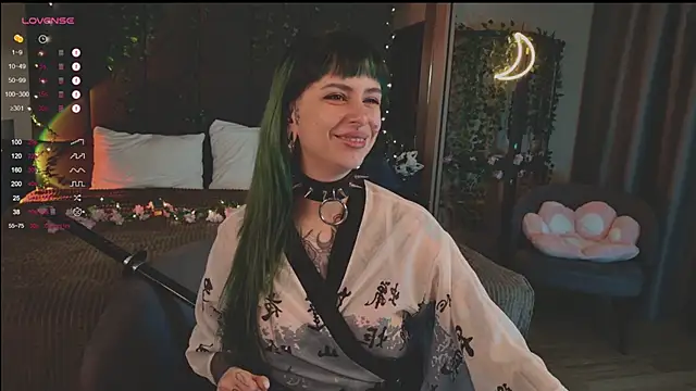 Snapshot of MichaellaMoon chatting on March 23, 8:26 am MichaellaMoon online show from March 23, 8:26 am