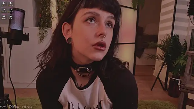 Snapshot of MichaellaMoon chatting on October 17, 4:31 pm MichaellaMoon online show from October 17, 4:31 pm