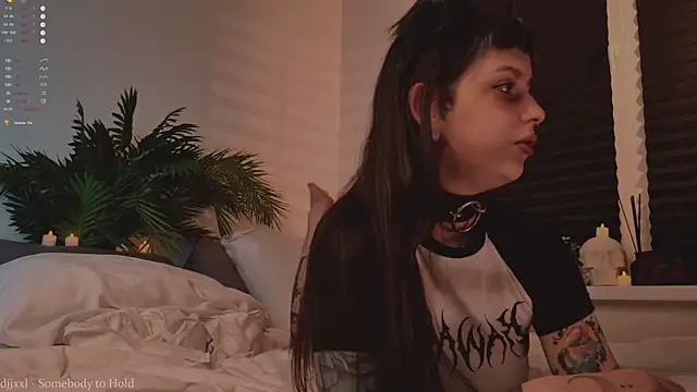 Snapshot of MichaellaMoon chatting on October 30, 5:24 pm MichaellaMoon online show from October 30, 5:24 pm