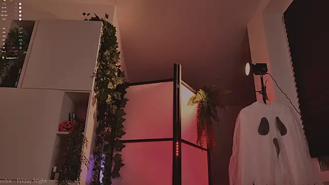 Snapshot of MichaellaMoon chatting on October 31, 5:36 pm MichaellaMoon online show from October 31, 5:36 pm