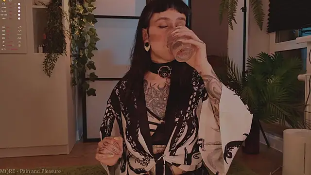 Snapshot of MichaellaMoon chatting on November 8, 5:23 pm MichaellaMoon online show from November 8, 5:23 pm