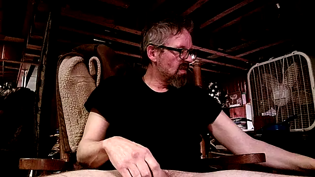 Snapshot of AronMellon76 chatting on February 4, 8:42 am AronMellon76 online show from February 4, 8:42 am