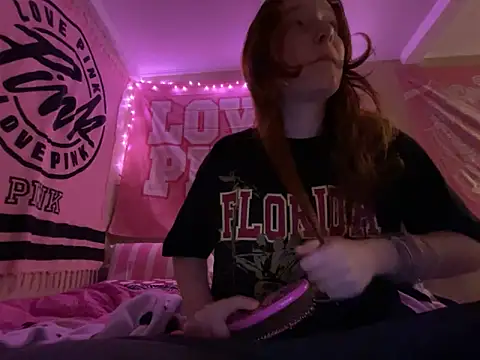 Snapshot of gingerbabe18 chatting on December 19, 11:23 pm gingerbabe18 online show from December 19, 11:23 pm