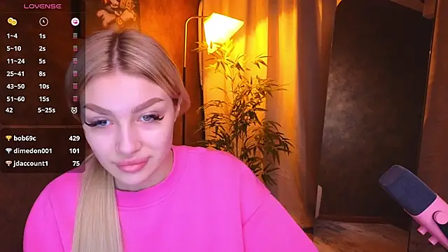 Snapshot of Ella_Milla chatting on January 13, 5:33 am Ella Milla online show from January 13, 5:33 am