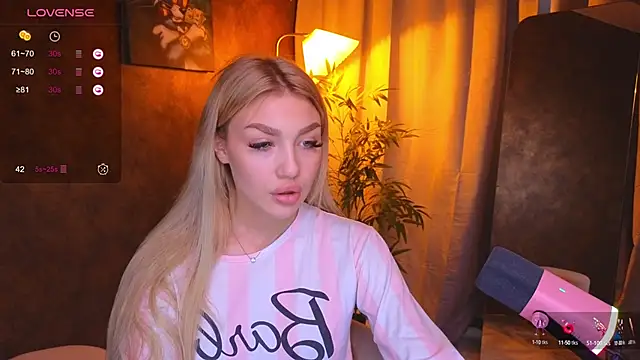 Snapshot of Ella_Milla chatting on January 15, 9:56 am Ella Milla online show from January 15, 9:56 am