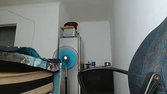 Hugetittiesxx2 online show from April 13, 4:18 am