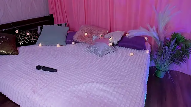 Miss Elia online show from December 17, 5:15 pm