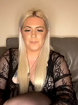 Snapshot of Blondiee3088 chatting on December 3, 6:28 pm Blondiee3088 online show from December 3, 6:28 pm