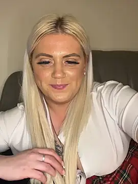 Snapshot of Blondiee3088 chatting on December 5, 1:36 am Blondiee3088 online show from December 5, 1:36 am