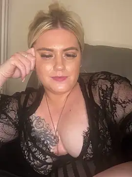 Snapshot of Blondiee3088 chatting on January 10, 2:04 am Blondiee3088 online show from January 10, 2:04 am