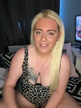 Snapshot of Blondiee3088 chatting on November 17, 1:39 pm Blondiee3088 online show from November 17, 1:39 pm