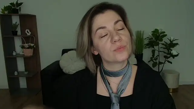 Snapshot of MariaSttone chatting on December 10, 11:54 am MariaSttone online show from December 10, 11:54 am