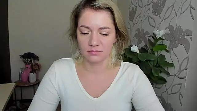 Snapshot of MariaSttone chatting on October 6, 9:40 am MariaSttone online show from October 6, 9:40 am