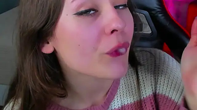 Snapshot of Makima_lee chatting on February 27, 4:32 pm Makima lee online show from February 27, 4:32 pm