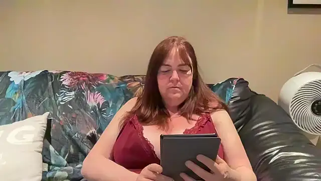 Snapshot of curvy-milf-abbie chatting on April 28, 8:14 pm curvy-milf-abbie online show from April 28, 8:14 pm
