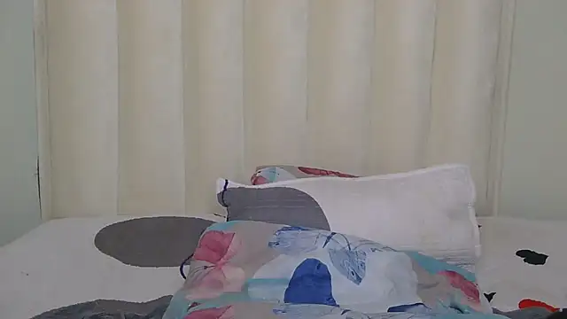 Snapshot of DAIRYBELLELIZxx chatting on February 15, 1:35 am DAIRYBELLELIZxx online show from February 15, 1:35 am