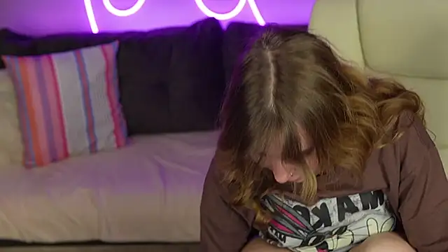 Snapshot of JennyyLuv chatting on November 17, 3:45 am JennyyLuv online show from November 17, 3:45 am