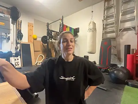 MissSwitch online show from December 3, 6:06 pm