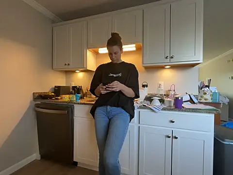 MissSwitch online show from March 19, 2:13 pm