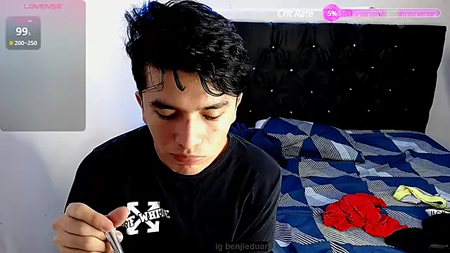 Snapshot of benji_hoter chatting on February 1, 5:26 pm benji hoter online show from February 1, 5:26 pm