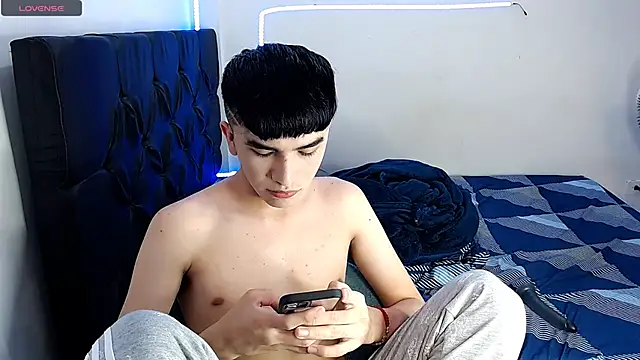 Snapshot of benji_hoter chatting on February 28, 7:03 pm benji hoter online show from February 28, 7:03 pm