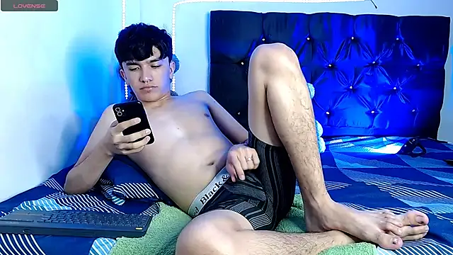 Snapshot of benji_hoter chatting on September 21, 10:22 pm benji hoter online show from September 21, 10:22 pm