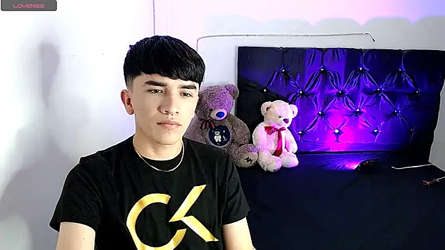 Snapshot of benji_hoter chatting on October 1, 10:27 pm benji hoter online show from October 1, 10:27 pm