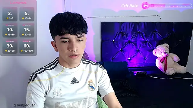 Snapshot of benji_hoter chatting on October 3, 10:18 pm benji hoter online show from October 3, 10:18 pm