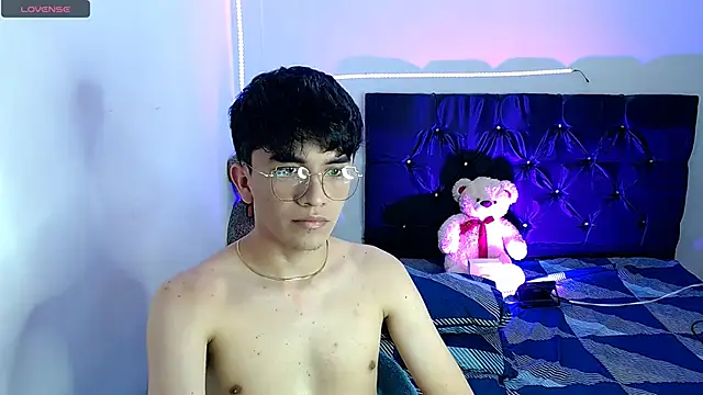 Snapshot of benji_hoter chatting on October 17, 9:17 pm benji hoter online show from October 17, 9:17 pm