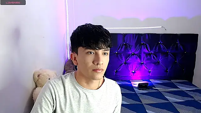 Snapshot of benji_hoter chatting on October 18, 10:21 pm benji hoter online show from October 18, 10:21 pm