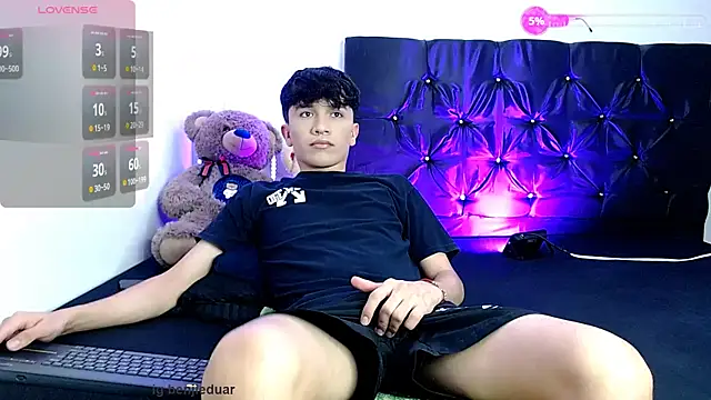 Snapshot of benji_hoter chatting on November 3, 10:10 pm benji hoter online show from November 3, 10:10 pm