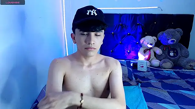 Snapshot of benji_hoter chatting on November 6, 8:32 pm benji hoter online show from November 6, 8:32 pm