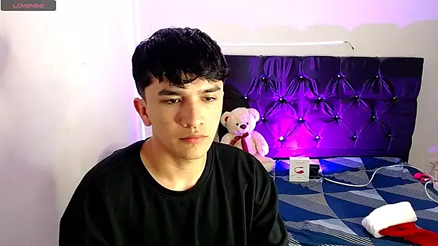 Snapshot of benji_hoter chatting on December 2, 10:38 pm benji hoter online show from December 2, 10:38 pm