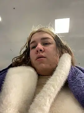 Snapshot of SuzieMurray chatting on December 19, 9:18 am SuzieMurray online show from December 19, 9:18 am