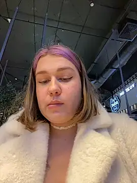 Snapshot of SuzieMurray chatting on December 20, 1:00 pm SuzieMurray online show from December 20, 1:00 pm