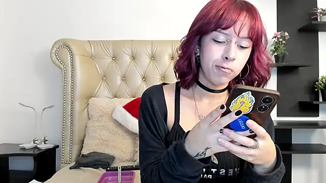 Snapshot of AlexaFoxy18 chatting on December 8, 5:07 am AlexaFoxy18 online show from December 8, 5:07 am