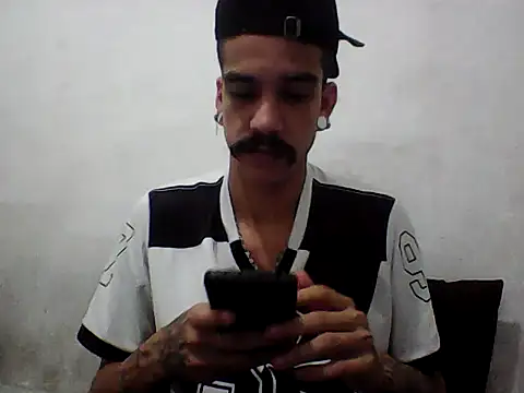 Snapshot of gatobranco001 chatting on June 16, 2:30 pm gatobranco001 online show from June 16, 2:30 pm