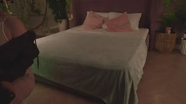 Snapshot of Smiley_Mia chatting on November 10, 8:02 am Smiley Mia online show from November 10, 8:02 am