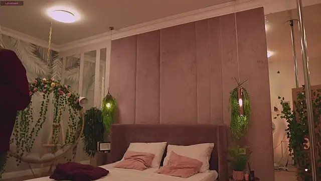 Snapshot of Smiley_Mia chatting on November 22, 5:06 am Smiley Mia online show from November 22, 5:06 am