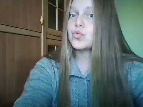 Snapshot of Evasapples chatting on December 14, 1:49 pm Evasapples online show from December 14, 1:49 pm