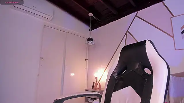 Snapshot of emma_carterr1 chatting on December 30, 10:12 pm emma carterr1 online show from December 30, 10:12 pm